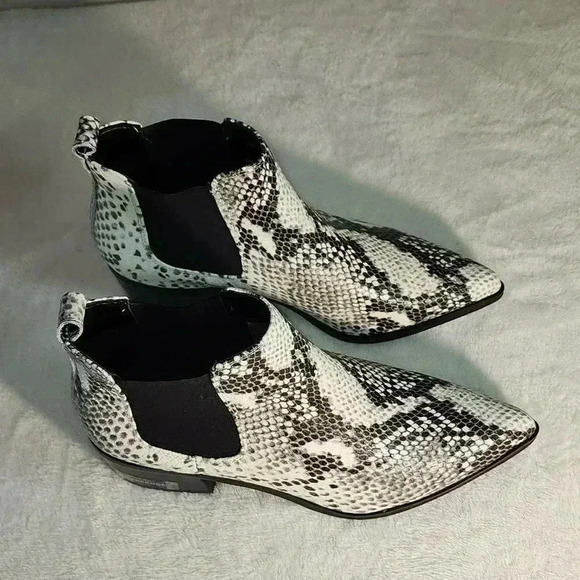 BLONDO Snakeskin white and black booties NWOB - Picture 4 of 8